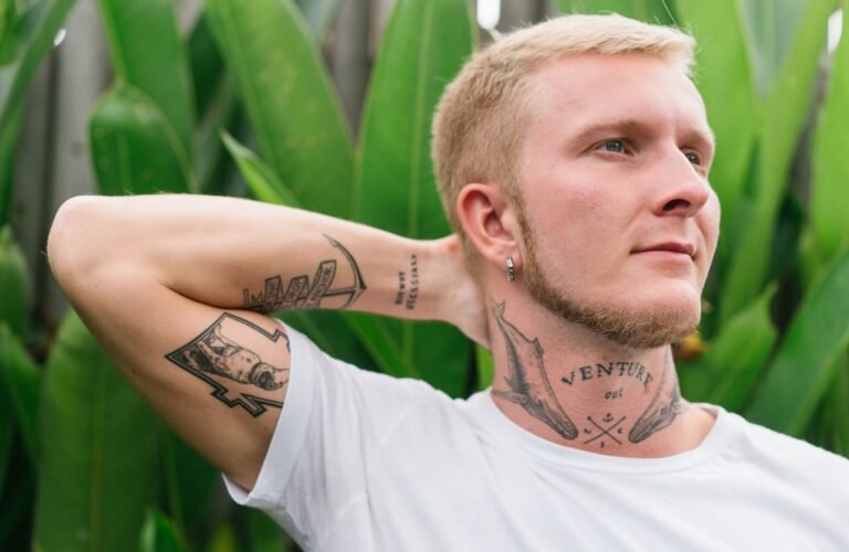 Tatouage cou homme