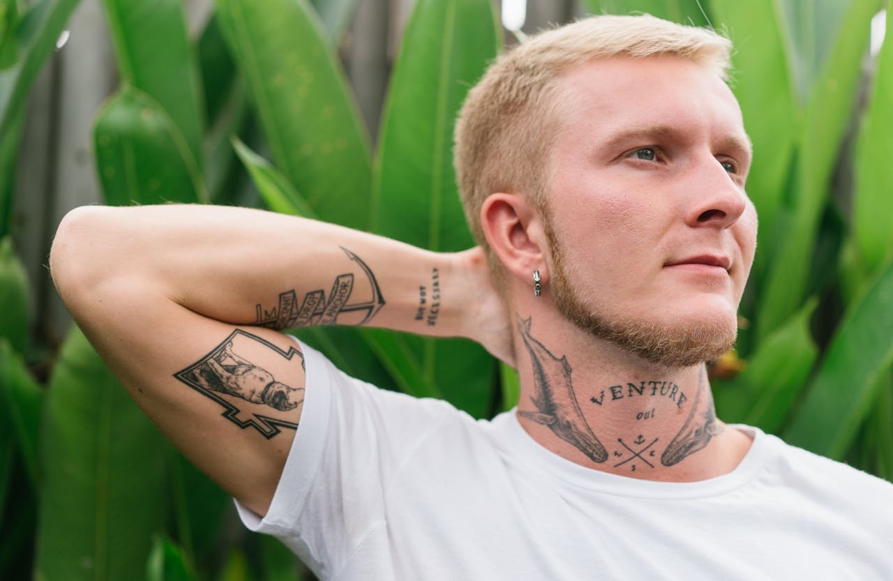 Tatouage cou homme