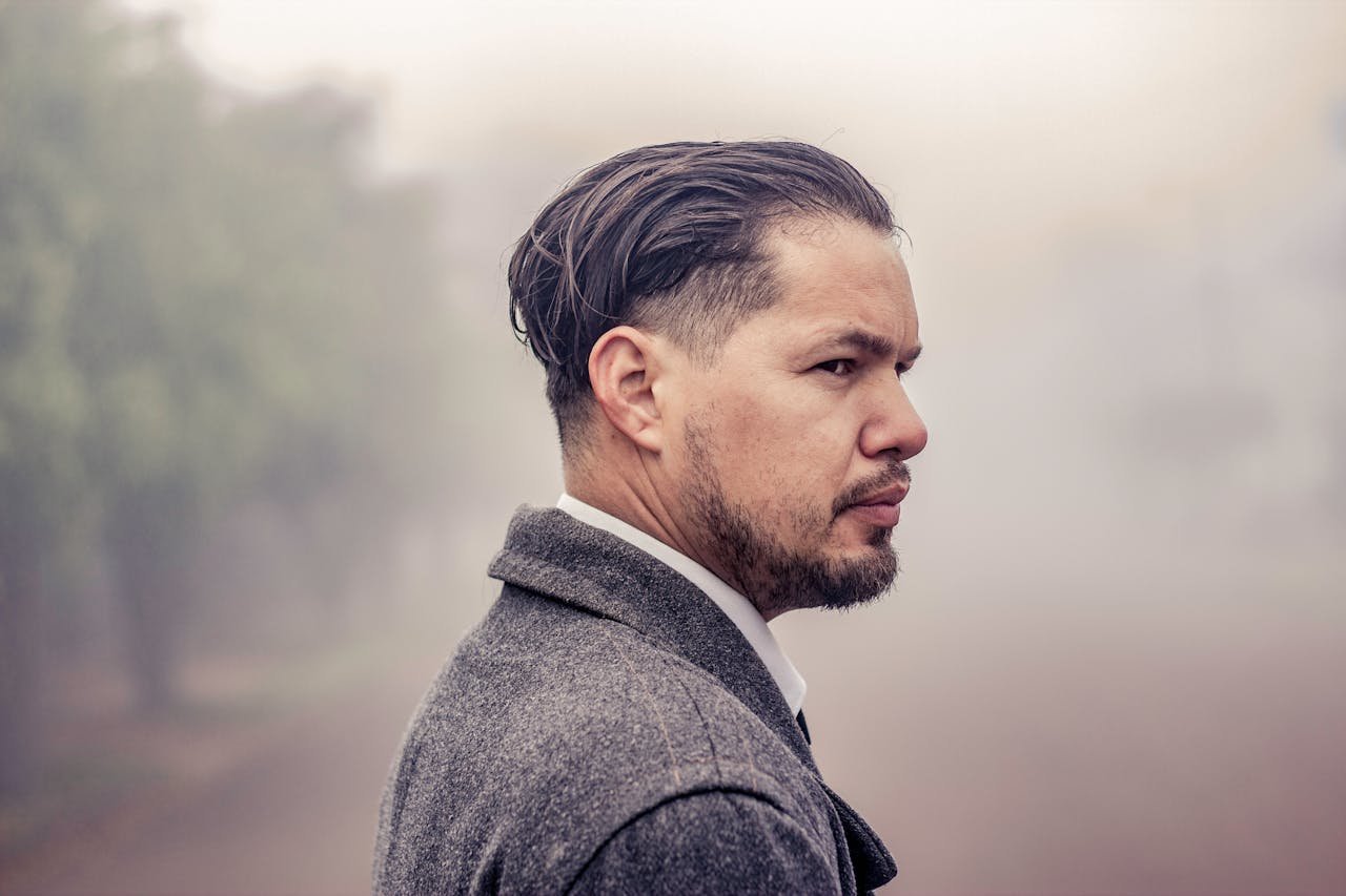 Cheveux en arrière homme