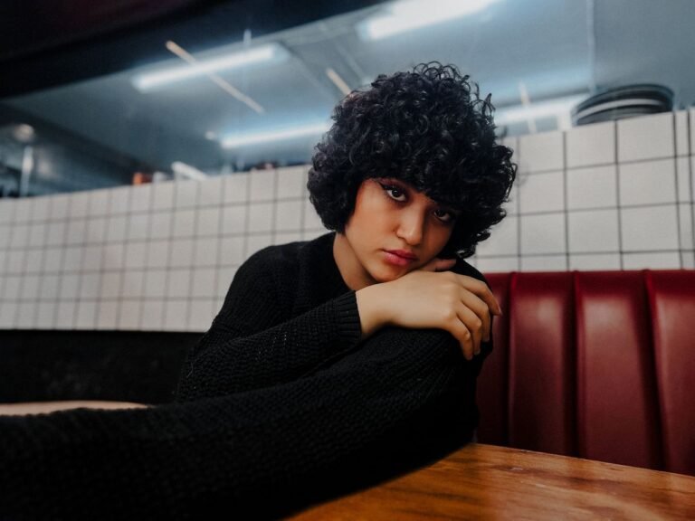 Coupe courte pour cheveux frisés épais