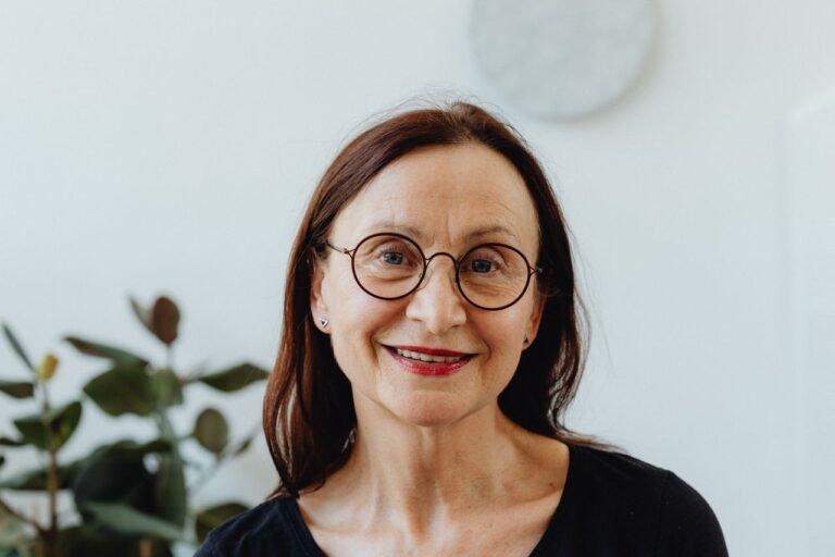 Coupe de cheveux femme de 60 ans avec lunettes
