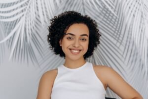 Coupe courte pour cheveux frisés