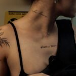 Tatouage dans le cou femme